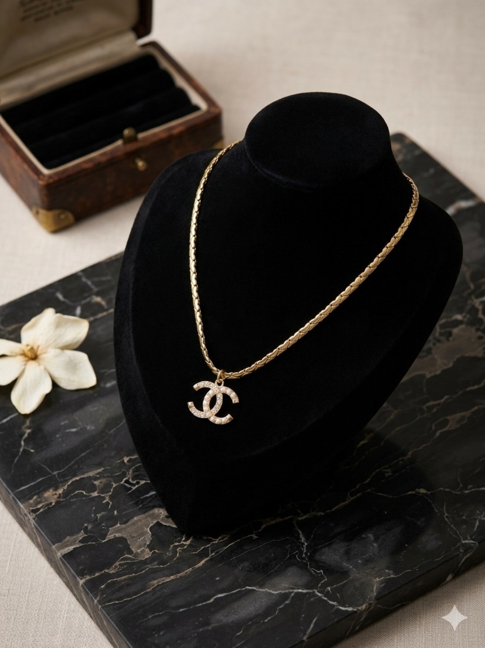 Gold tone CC Pearl and Crystal Pendant on 16” 🩷 link Necklace
